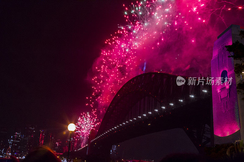 悉尼海港大桥在2020年新年前夜的烟花欢迎秀上