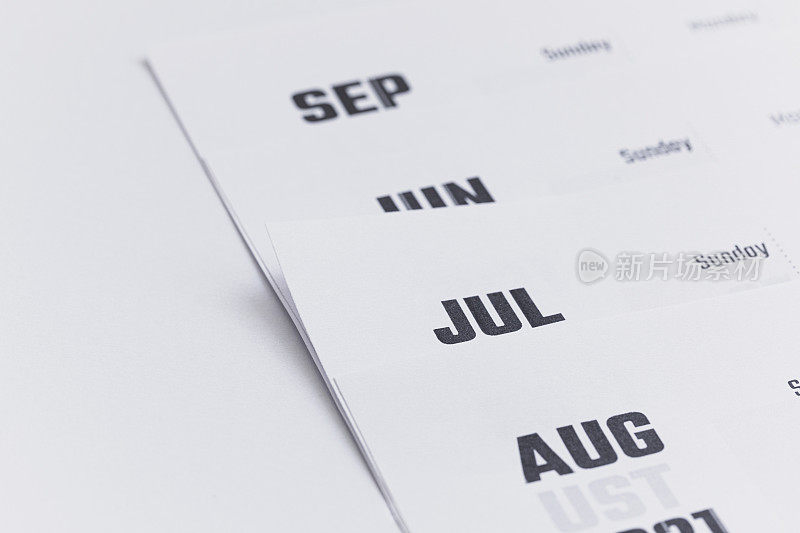夏季;三种月历:九月、六月和八月