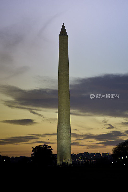 华盛顿日落纪念碑是华盛顿特区国家广场西端附近的一个方尖碑，为纪念美国第一任总统乔治·华盛顿将军而建。