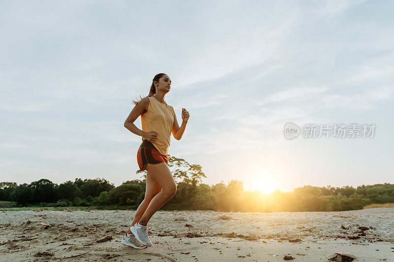 在日落时做运动的拉丁妇女