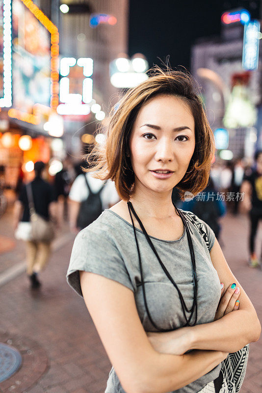 在城市街道上的亚洲女人