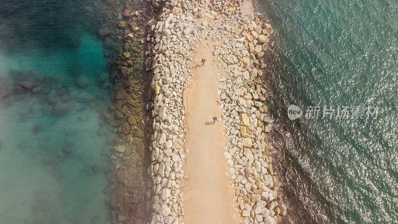 男人在海滩上跑步