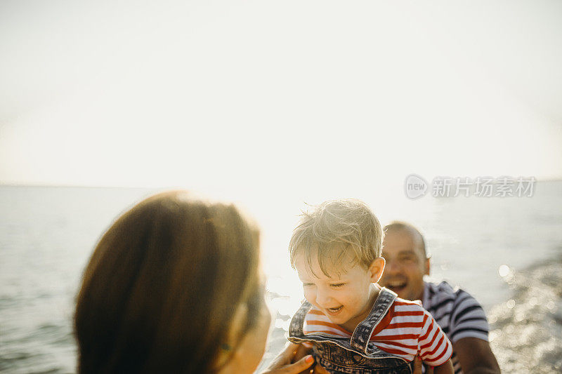 一家人在海滩上欣赏日落