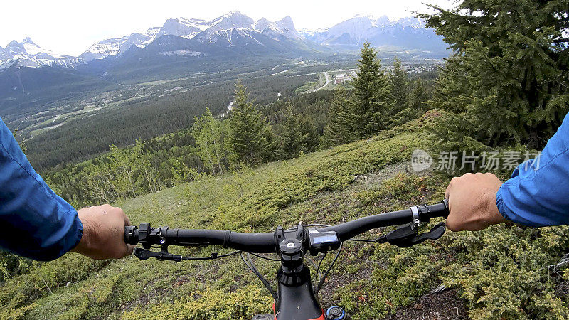 山地电动摩托车沿着山脊行驶