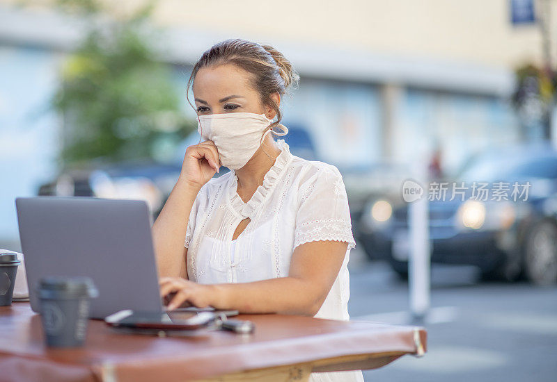 戴着面罩的西班牙妇女