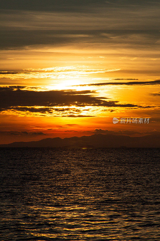 海面上美丽的云景，夕阳的镜头