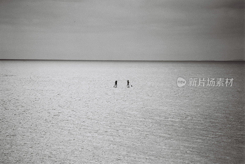 风平浪静的海面上划船的人