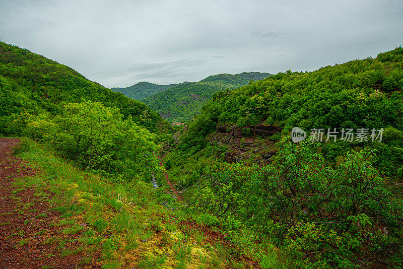 斯塔拉平原老山的绿草地