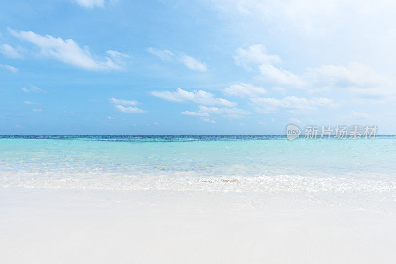 阳光明媚的海滩和绿松石海与晴朗的天空背景