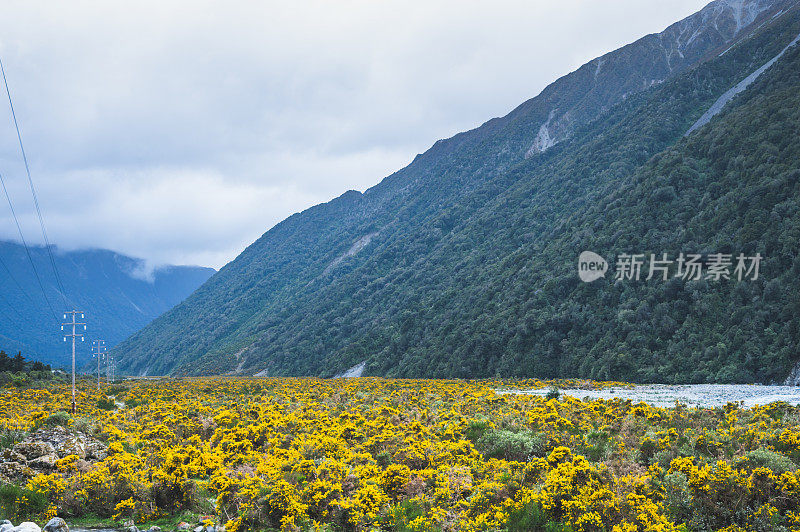 多云dat旅行公路沿南岛广角观风景