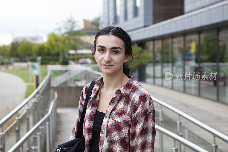 女大学生在校园里的肖像