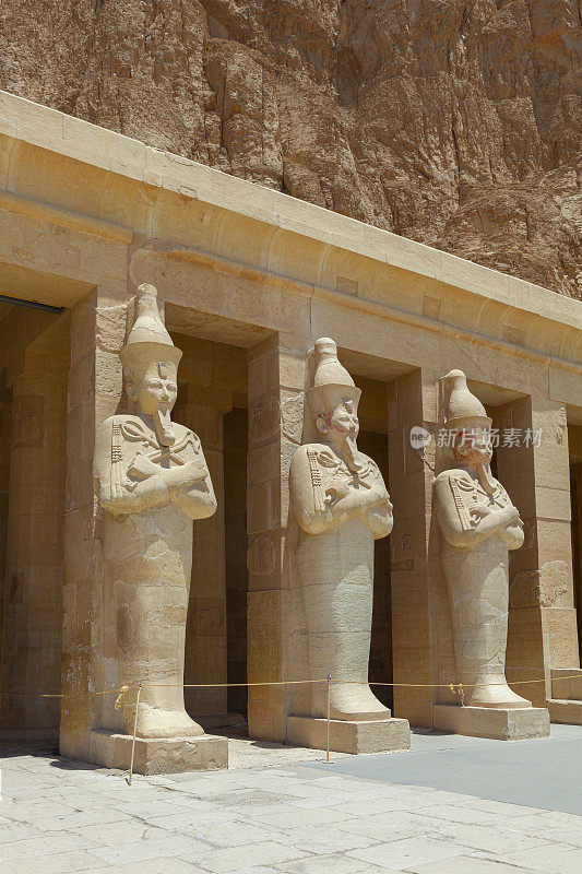 埃及国王谷附近的哈特谢普苏特雕像。