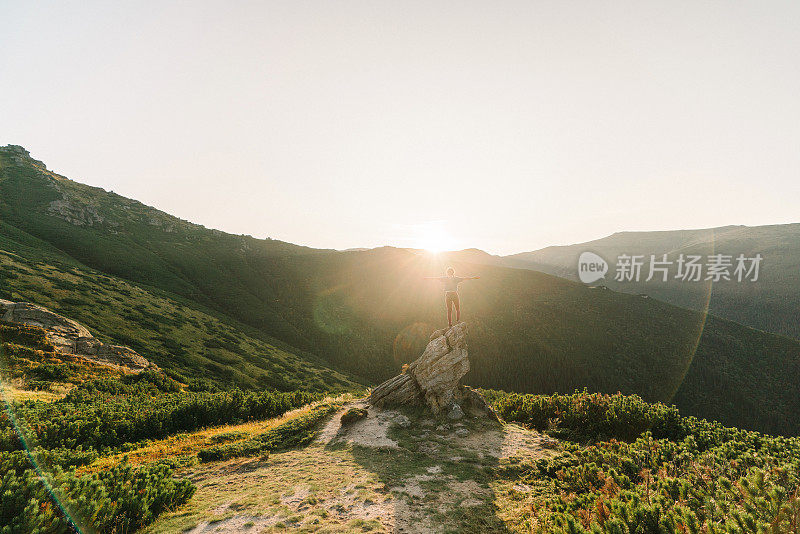 在山里徒步旅行的女人