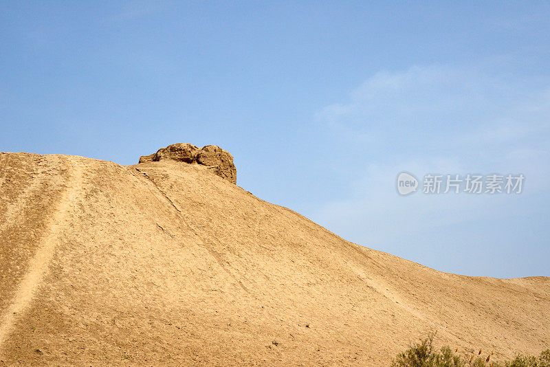 尔克卡拉要塞废墟-侵蚀墙中的堡垒，梅夫，土库曼斯坦