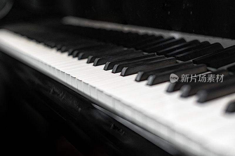 钢琴键盘在音乐室关闭