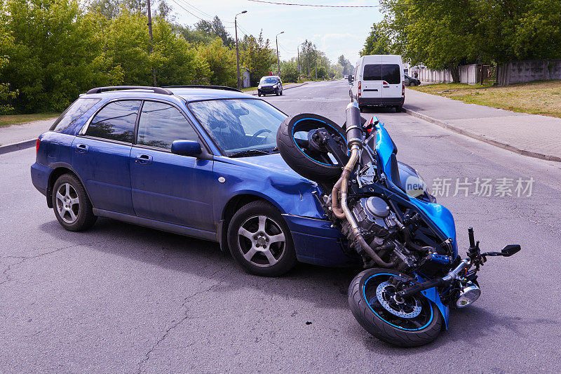 在一次事故中被摩托车和汽车损坏