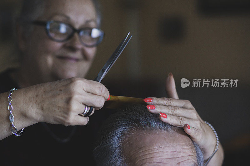 一位资深女士剪了她丈夫的头发-在封锁期间剪的