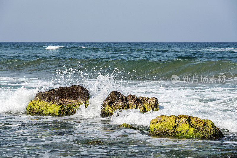 土耳其的海浪拍打着海岸