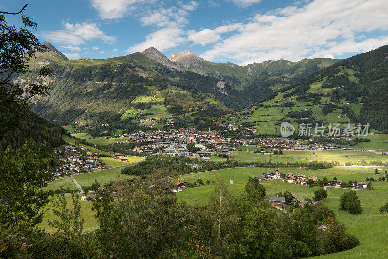 图中是蒂罗尔东部的Matrei小镇，背景是欧洲的阿尔卑斯山