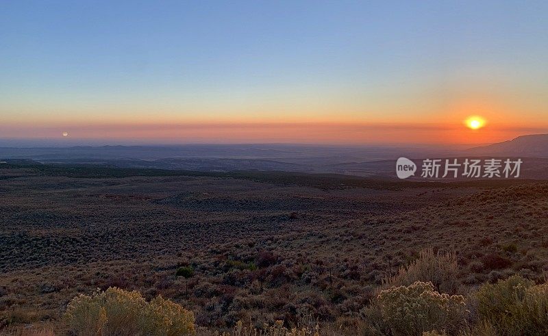 美国犹他州恐龙国家纪念碑的日落
