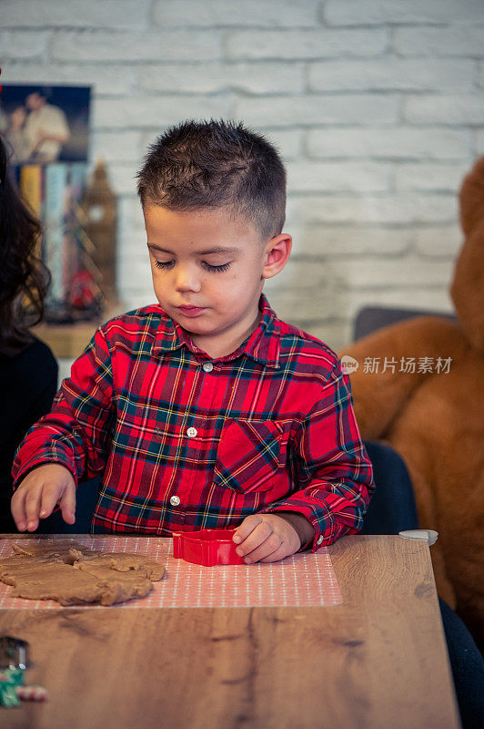 快乐的孩子女孩烤圣诞饼干库存照片