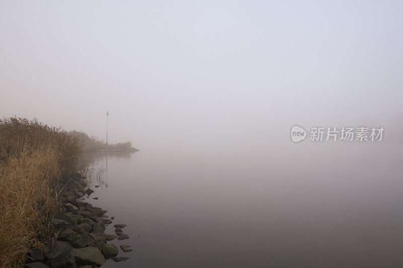 冬季，伊塞尔河三角洲的雾景