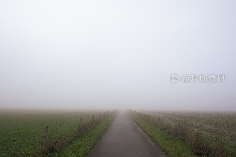 在冬季，道路通过一个雾蒙蒙的风景在伊杰塞尔河三角洲