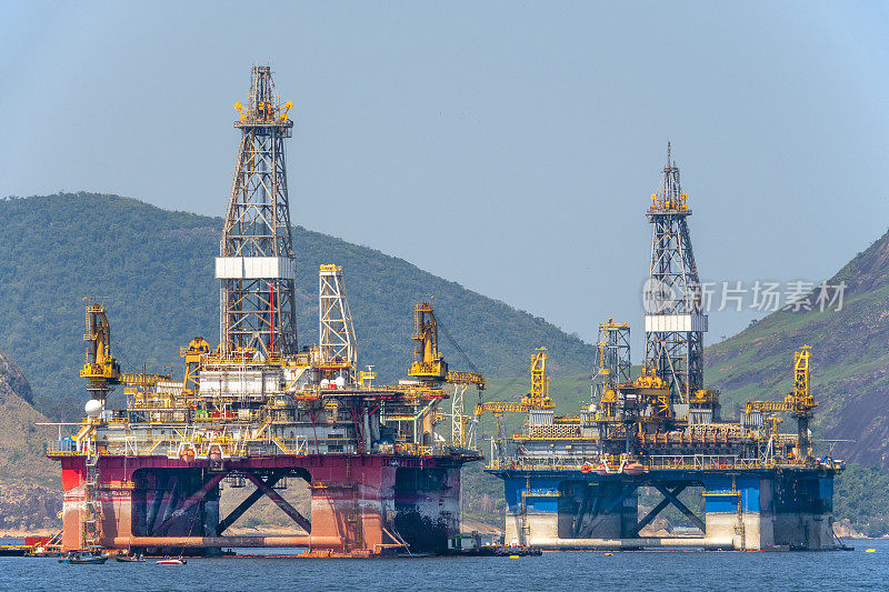 瓜纳巴拉湾的两个石油平台