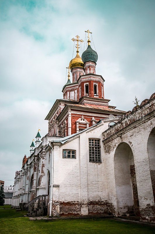 俄罗斯，莫斯科，新圣母修道院的一幢建筑附近的墙