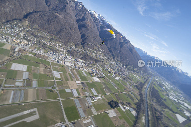 伞翼在瑞士的山景之上翱翔