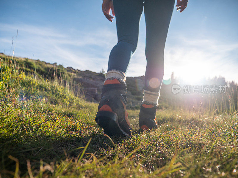 女子徒步上山，低视角