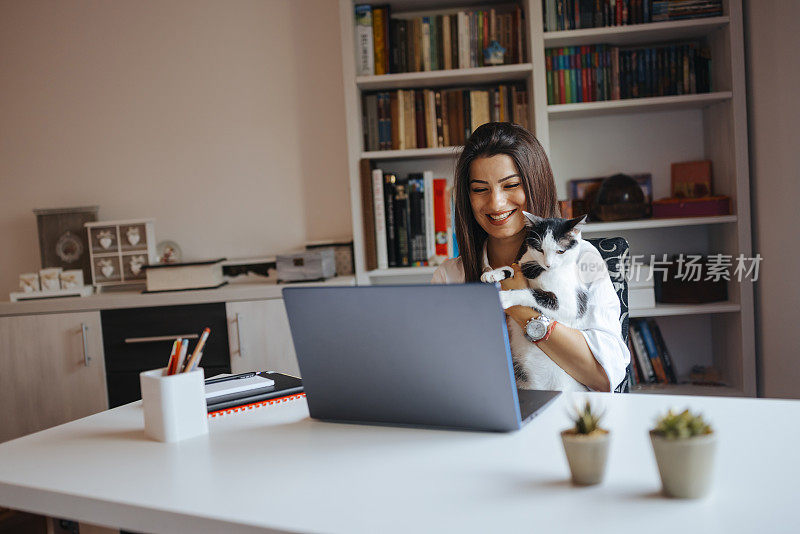 一名年轻女子在家视频通话时被她的猫打断