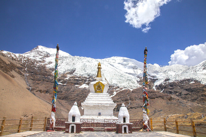 西藏乃钦康桑峰及卡若拉冰川的白塔