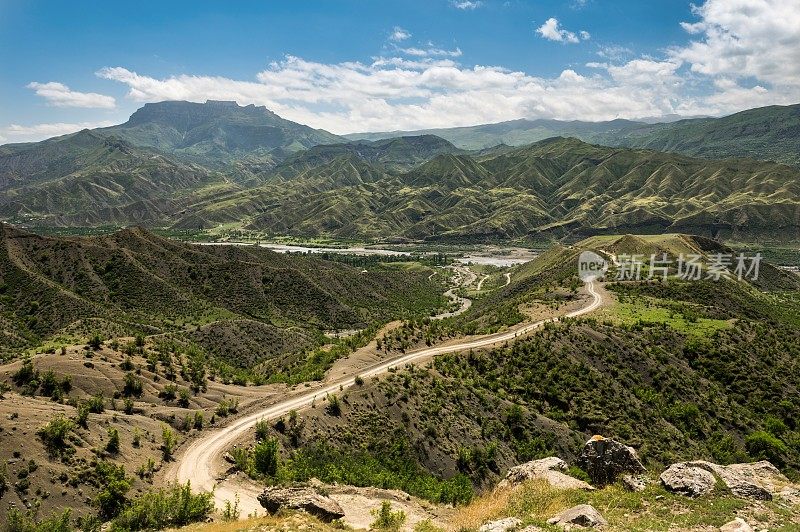 高加索山脉雄伟的峰顶。达吉斯坦阴天下的青山绿水。