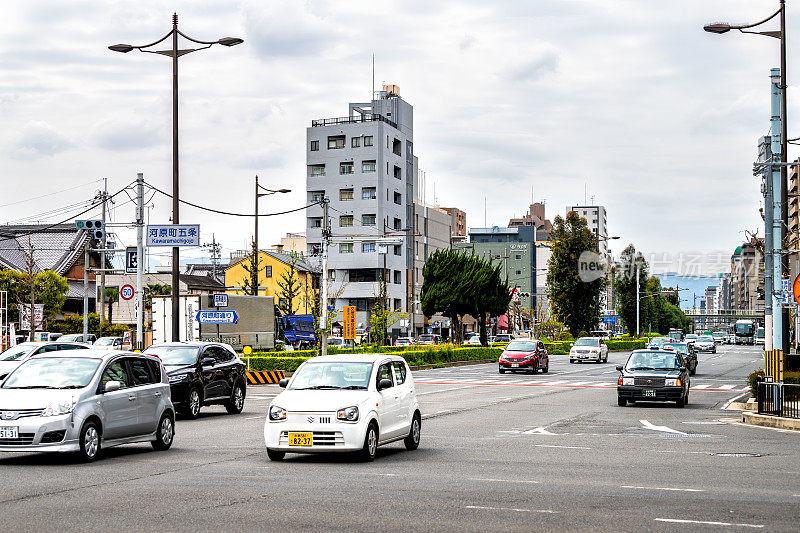 出租车在路上的交通与川崎街道标志和英语翻译