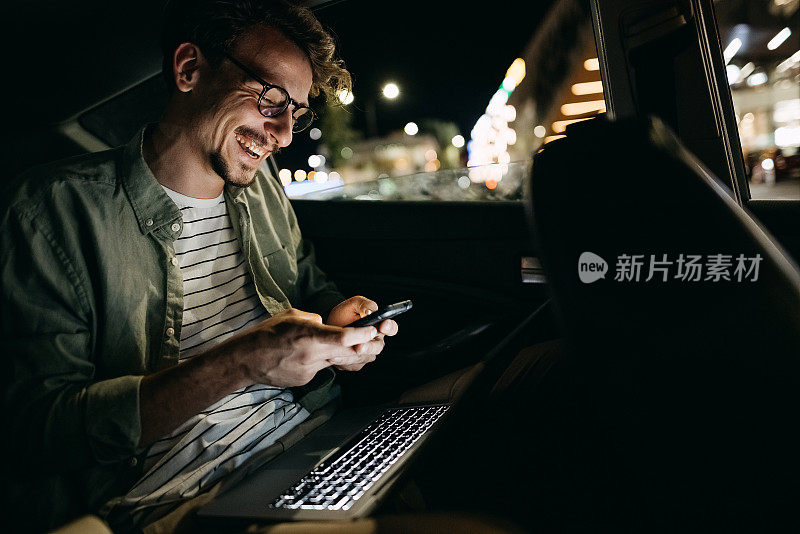 外面下雨的时候一个人在车里