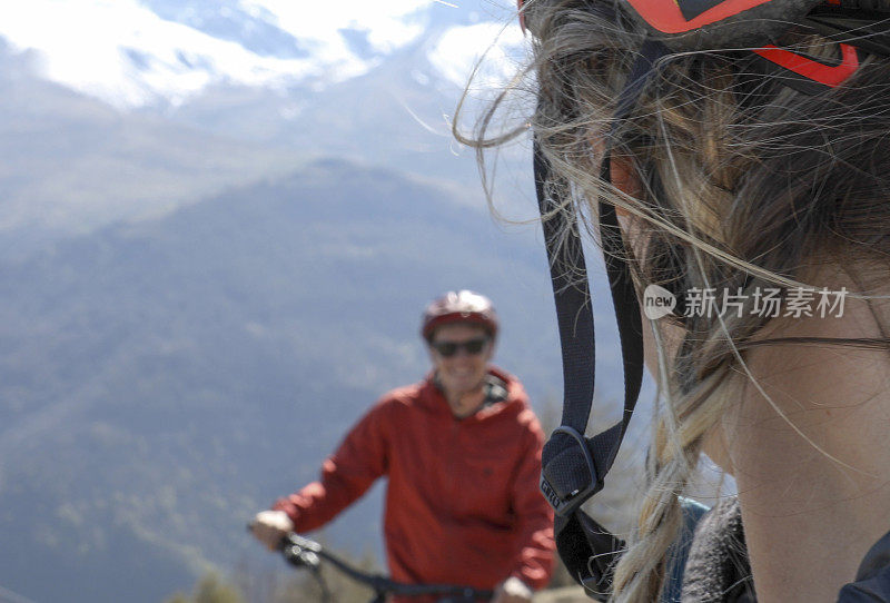 年轻女子的肖像山地车和朋友背后