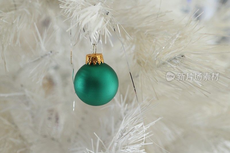 白色圣诞树上的绿色圣诞装饰