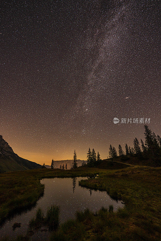 山上的夜空有许多星星和银河