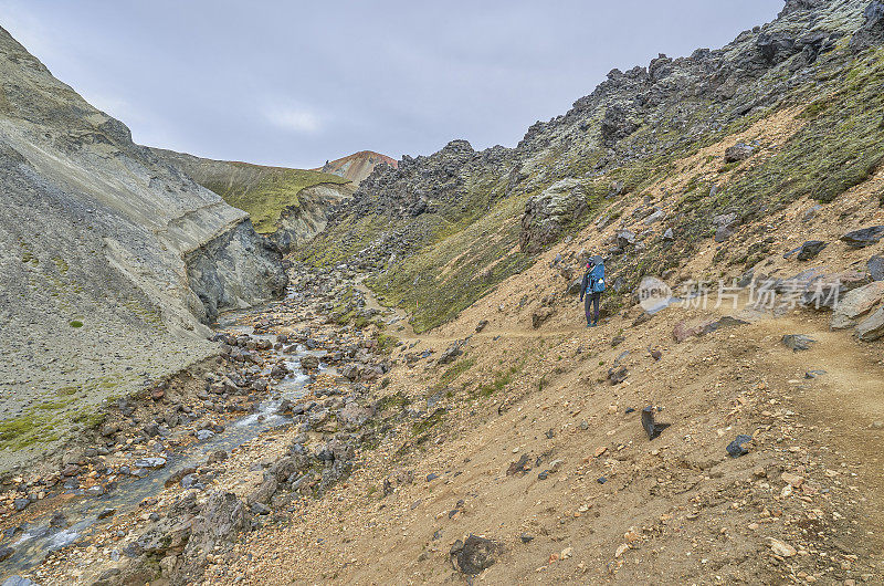 欧洲美丽独特的岛国冰岛的高地上的Landmannalaugar的令人叹为观止的彩色山丘