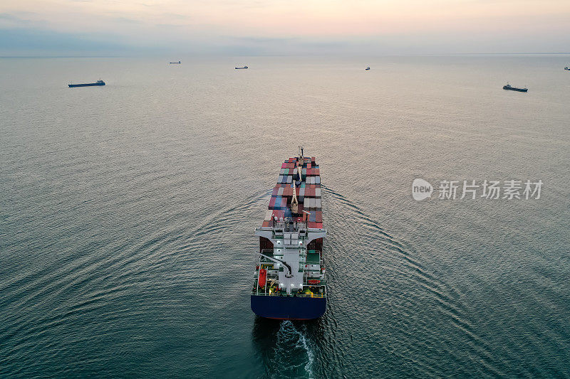 工业港口鸟瞰图，其中货物装载为国家和国际航运通过海上或海洋的货船