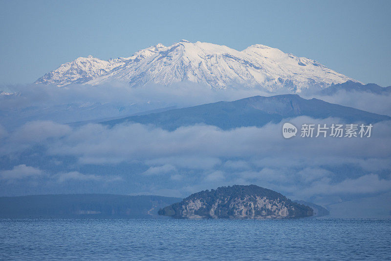 从陶波湖可以看到Ngauruhoe山和Ruapehu山