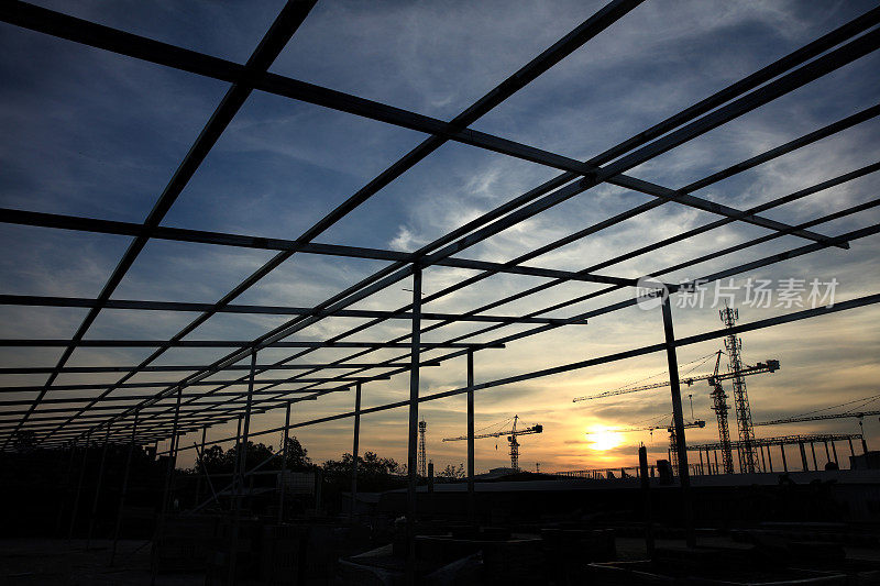 夕阳下的新工厂结构轮廓钢框架