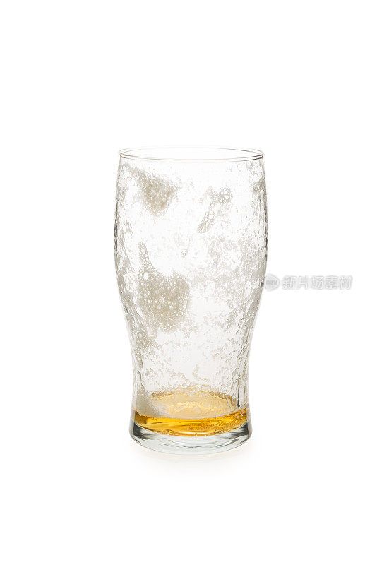 品脱玻璃杯，杯底只放一点啤酒。