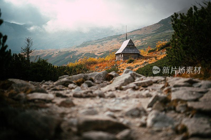 四周群山环绕的木屋