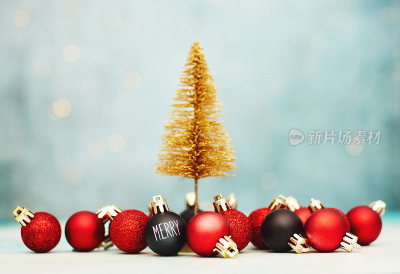 现代圣诞背景与金色圣诞树和充满活力的红色和黑色圣诞装饰品
