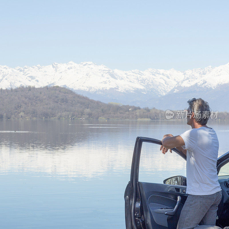 一名男子在湖边驾车放松