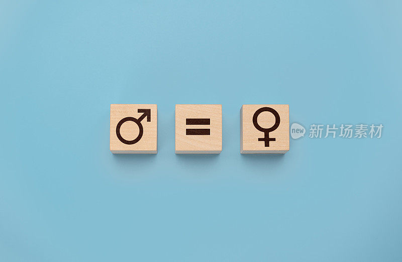 木块上的性别平等概念。性别平等的概念。男性和女性星座。蓝色背景