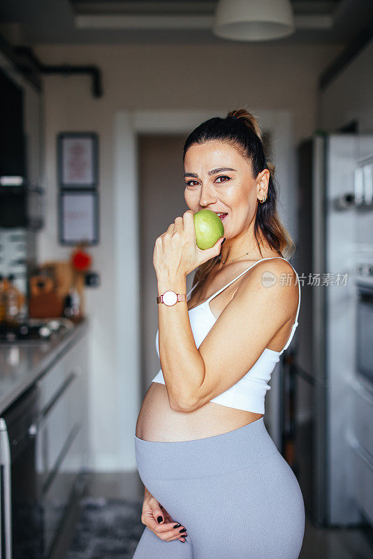孕妇在吃苹果