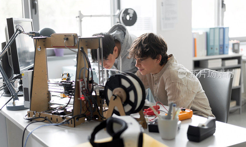 年轻的工科学生正在使用3D打印机